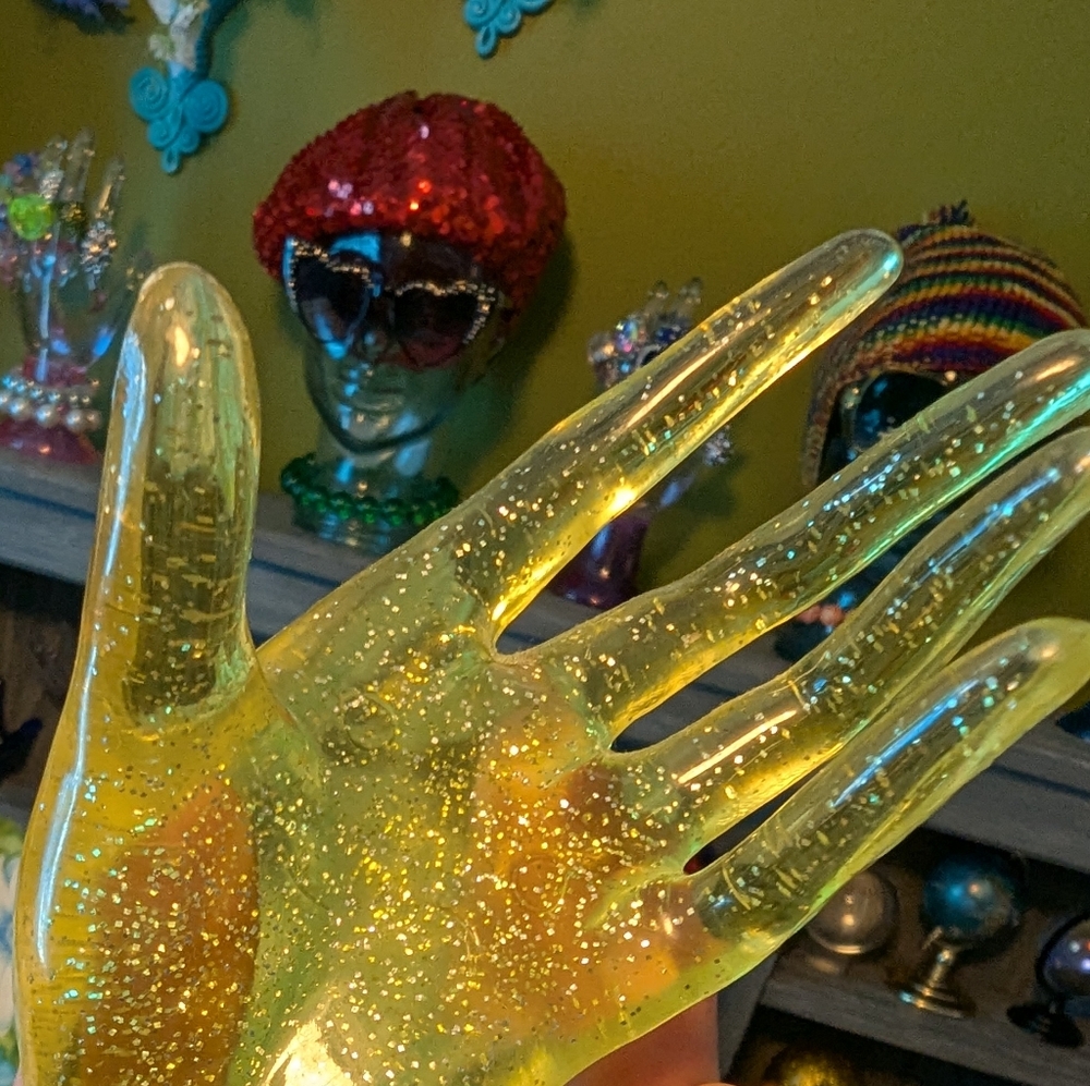 YELLOW GLITTER PLASTIC HAND - Picture 5 of 7